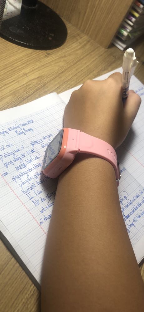 Đồng hồ trong sịn sò cứng cáp lắm cảm ứng mượt mỗi tội hơi to so với tay bé, mình cũng bán hàng onl mà cũng không được nhiệt tình như shop mua hàng xong còn được hd rất cẩn thận khổ thân 10h đem vẫn hỗ trợ.Giao hàng siêu nhanh GOODDDDDD