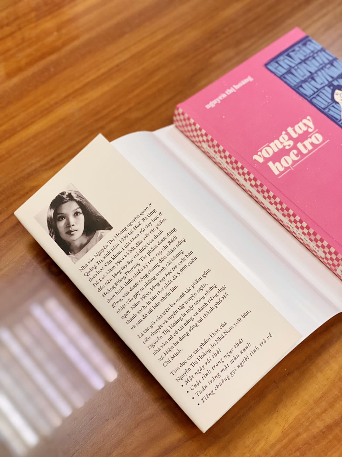 - Tiki giao hàng đúng lịch hẹn. Đơn lần này mình đặt 2 quyển được đóng gói khá cẩn thận, có chèn thêm một ít giấy trên bề mặt sách. 
- Sách bìa cứng, khổ vừa, có áo sách, cầm chắc chắn. Màu sắc và hình ảnh minh họa trên bìa quá xuất sắc, màu hồng chủ đạo vừa nữ tính nhưng cũng có chút hoài cổ. Chất lượng giấy ổn. Điểm trừ duy nhất có lẽ là cách trình bày khá đơn điệu. 
- Với mục đích sưu tầm những quyển sách đẹp thì cá nhân mình đánh giá 5 sao cho sản phẩm này.