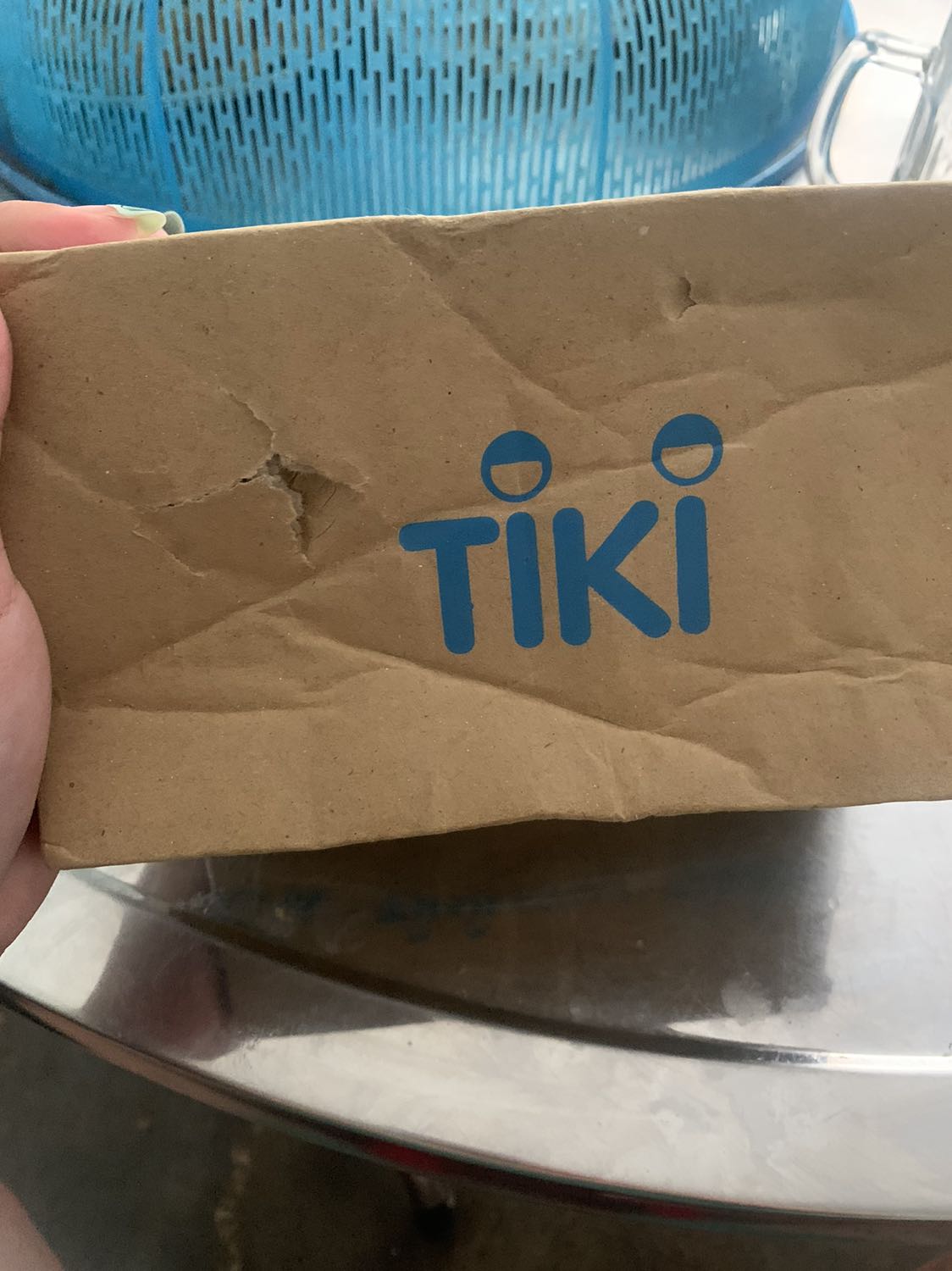 Chất lượng srm thì ok quá ròi, mình xài của nhà Senka cũng 3 4 năm nay rồi, xài từ màu hồng qua màu xanh, thấy chất lượng vẫn rất ok. Vì đợt này dịch nên có đặt hàng về quê, hàng thì bị móp méo, thùng hàng cũng bị rách 1 lỗ nữa? chắc do khâu vận chuyển. Mình mua trong store nên nhận đc gói hàng như này nên cũng hơi buồn, mong lần sau khắc phục ạ