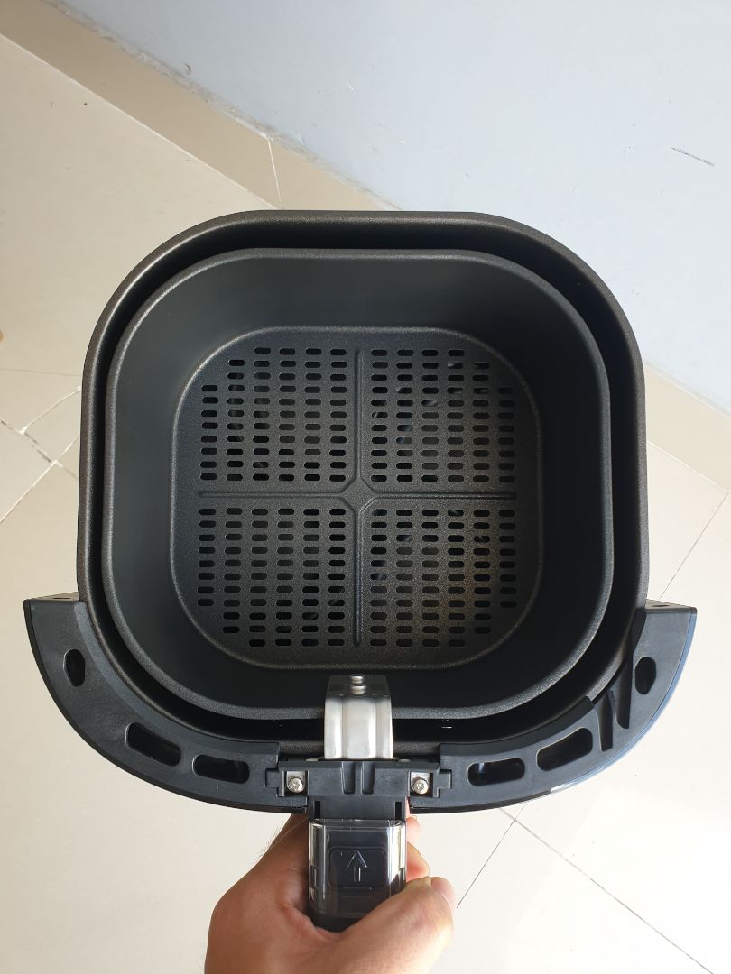 Thời gian giao hàng trễ hơn 1 ngày so với dự kiến nên trừ 1 sao
Shipper giao hàng thân thiện, được kiểm tra hàng trước khi thanh toán.
Sản phẩm mới nguyên, tự tay unbox nên thích lắm. Kiểu dáng, màu sắc sang trọng không bị cấn móp hay trầy xướt.
Đợt 12/07 vừa rồi Philips có chương trình Sale Sốc và áp dụng kèm voucher giảm giá nên mua được sản phẩm với giá rất tốt.
Sẽ trải nghiệm trực tiếp để xem chất lượng của Nồi Chiên Không Dầu nhà Philips thật sự có tốt không nhé.