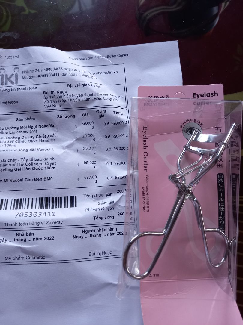 rõ ràng mình đặt bấm mi cán đen, phiếu giao hàng và đơn cũng ghi cán đen, nhưng shop giao ko đúng, chát thì ko thèm trả lời,... thật sự thiếu tôn trọng khách hàng, mình mua. hàng rất nhiều chua bao giờ đánh giá 1sao nhưng... shop thật sự... tệ