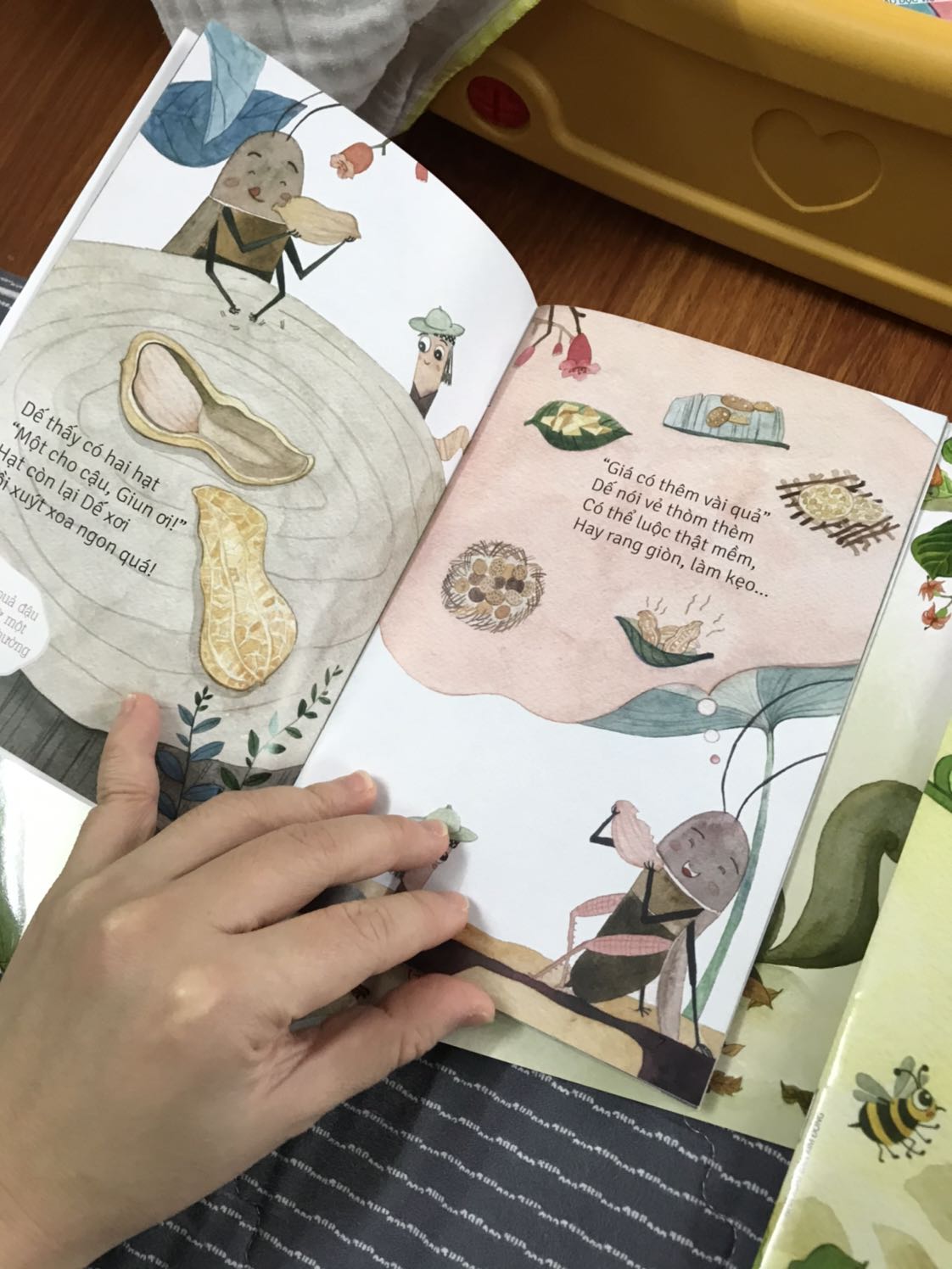 Bộ sách thực sự rất hay. Mình đọc còn thấy thích nữa là các con. Các mẹ nên mua nhé. Giấy bóng, màu đẹp. Sách khổ nhỏ cầm vừa tay.