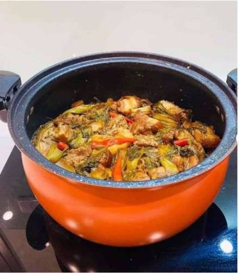 trời ơi giá rẻ mà nhận về cái nồi to chà bá à nồi dày dặn màu sắc đẹp hầm nguyên con gà 4kg cũng vừa ạ