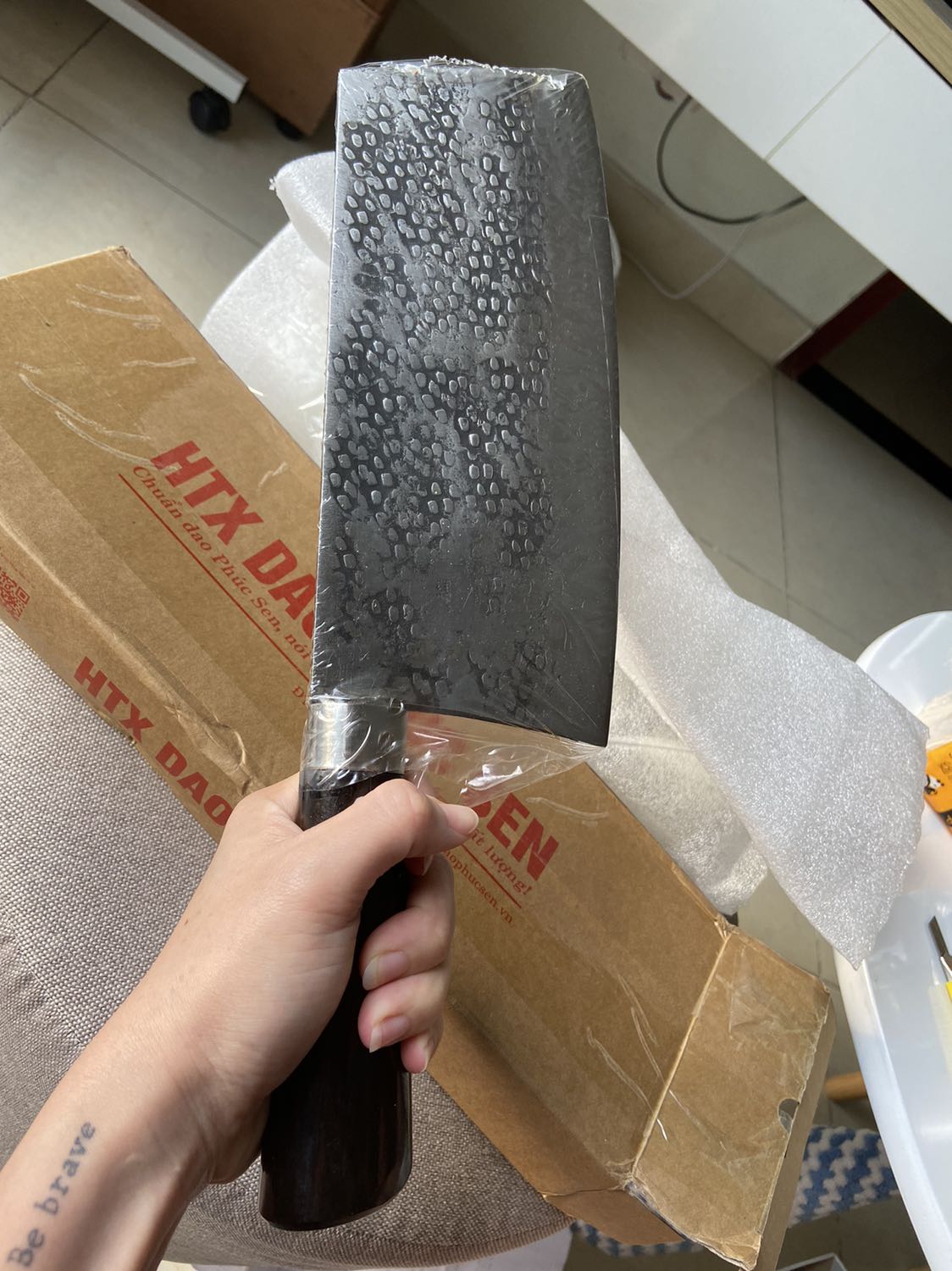 Nói sao ta. Mình đã phải trả lại Tiki.
Về ngoại hình thì khỏi chê, dao chuẩn nét làng quê, cứng cáp, nặng đằm tay, cán gỗ đẹp, mấy vết nổi nhìn rất hay.
Nhưng mà, mình vừa bóc tem buổi tối, rửa sạch treo lên giá, tới sáng xuất hiện vết sét gỉ. Rửa đi, vài tiếng sau gỉ hiện ra tiếp.
Mình đành gởi trả shop dù mình ko muốn nhưng mình ko dám xài.