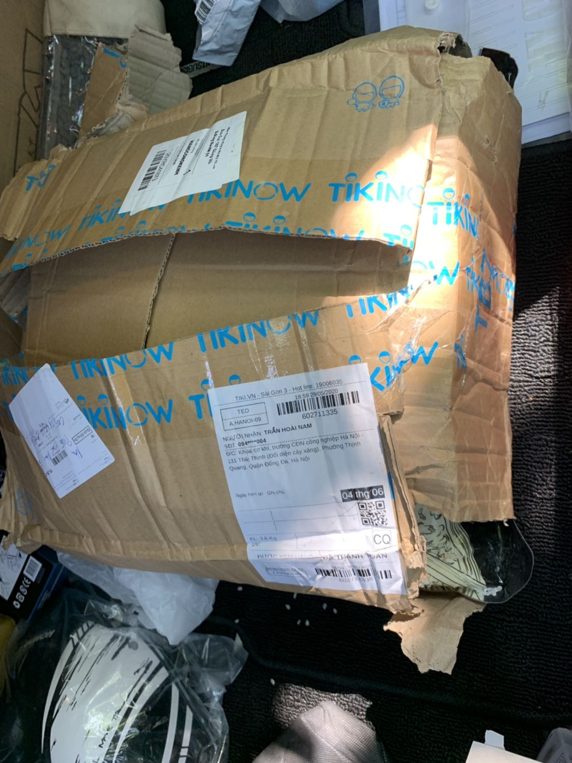 Giao hàng nhanh, trước hạn 1 ngày. Tiki yêu cầu số lượng tối thiểu phải mua là 3 túi, 15kg gạo không phải dễ vận chuyển. Tôi vừa nhận được hàng cách đây ít phút, cực kỳ thất vọng về cách đóng gói. Kiện hàng nhận được thì vỡ bung bét, khi tháo ra thì gạo rơi lả tả. Duy nhất một túi còn nguyên vẹn, 2 túi còn lại thủng khá nhiều, nhìn ko rõ chuột cắn hay do bị vật gì đâm vào làm thủng. 
   Chất lượng gạo tôi sẽ đánh giá sau.