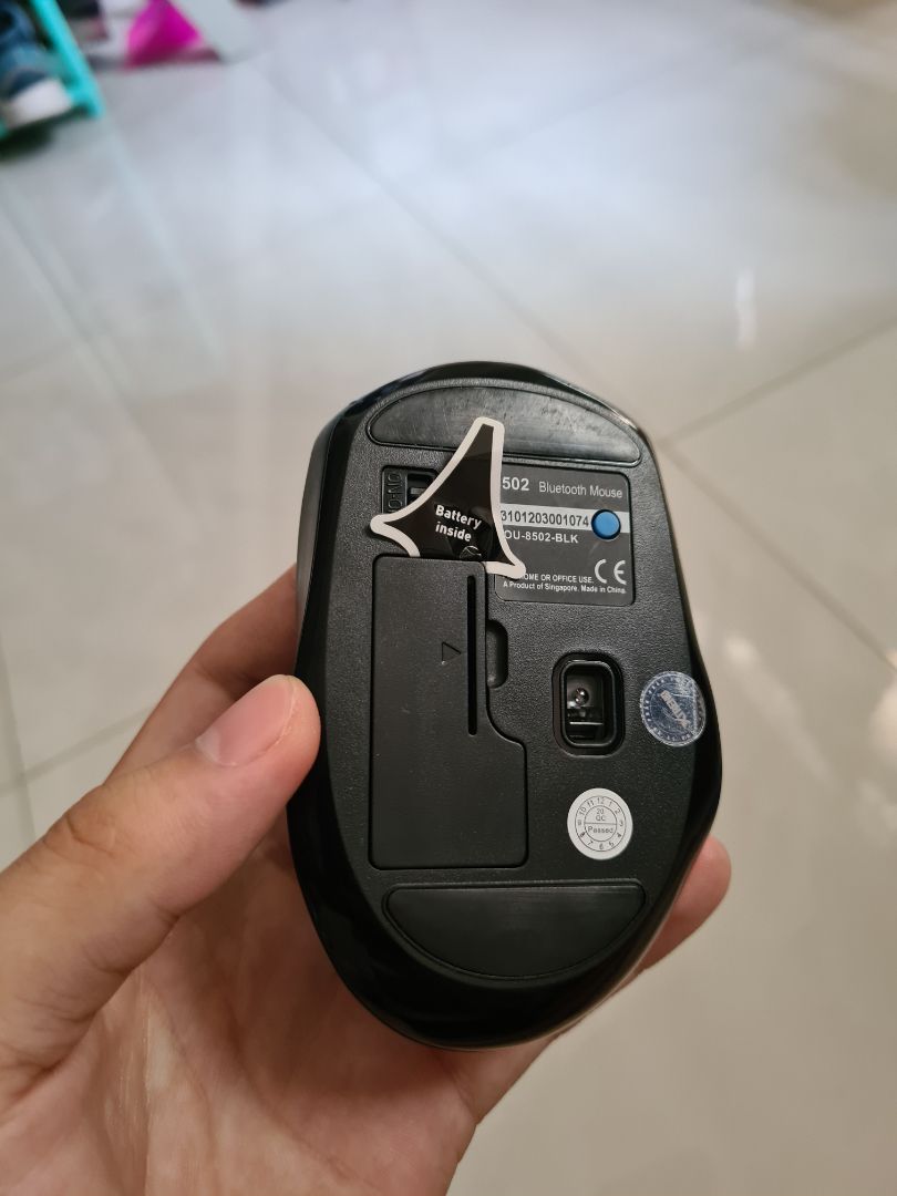 Shop giao hàng hộp thì bị rọc sẵn, có dấu hiệu thay đồ cũ, mở ra thì quả nhiên shop đã tráo đồ cũ, bằng chứng là chưa dùng mà phần bên dưới đã bị trầy xước khá nhiều. Đề nghị tiki xem lại cửa hàng này.