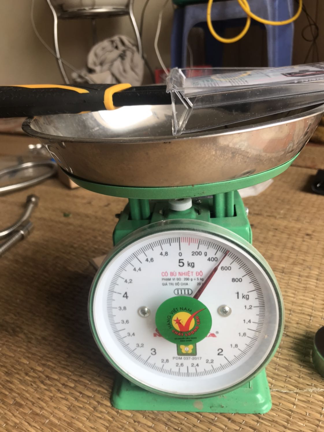 Mới. Bị xước chút ít. Nguyên kiện. Mỗi tội chọn 250mm mà vẫn bé. Muốn đổi sang cái khác do không phải thợ chuyên nghiệp và chưa bao giờ đặt mua các loại mỏ lết. Xin Tiki thông cảm. 
Chất lượng sản phẩm rất tốt, chỉ mỗi tội hơi bé ạ