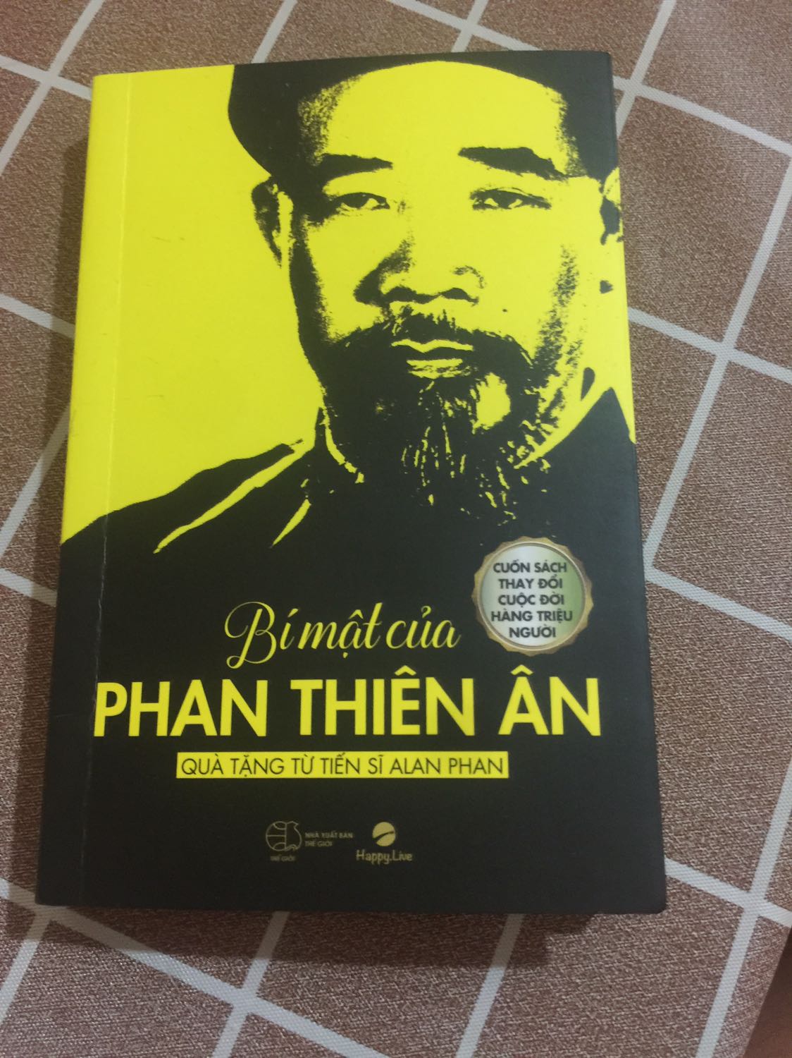 Sách rất đẹp , giá rất tốt mà giá trị nó mang lại thì không thể định giá được chất liệu giấy tốt làm cho quyển sách cầm không bị nặng. 
I love you Thai Pham tập đoàn Happy live