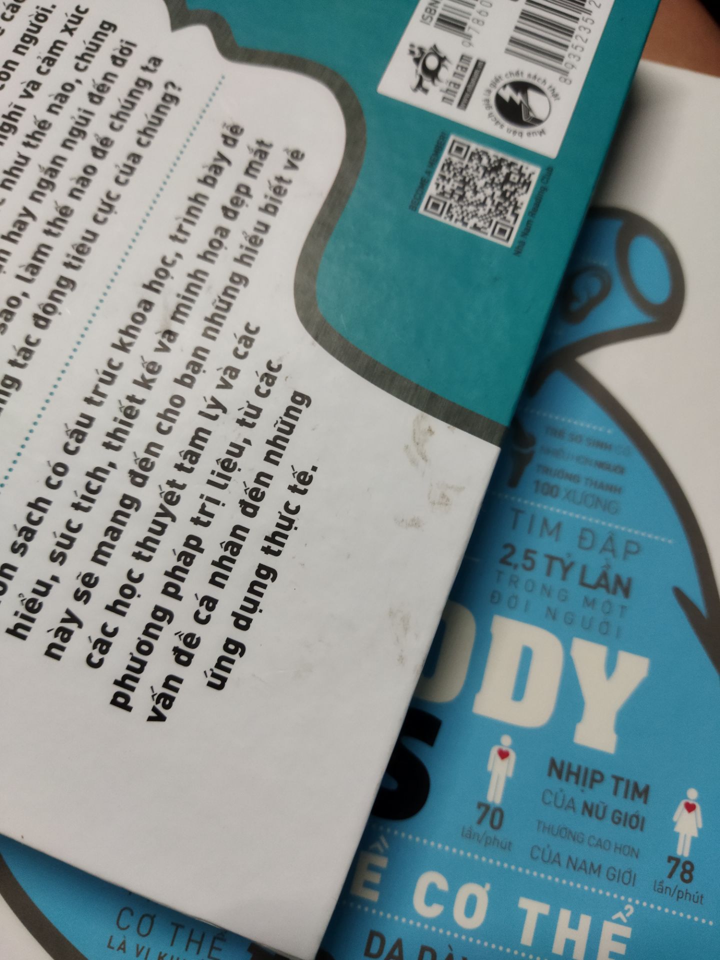 giao hàng quá lâu cả tháng trời. phí ship tăng còn phải thanh toán trước mới dc giảm, vừa đặt xong thì giá giảm mạnh, chắc cho mình xui. sách bìa cứng mấy trăm trang nhưng ko bọc để bụi và cong góc. hộp đựng thì ẩm ướt và rách bươn. nói chung Tiki không chata lượng như trước, muốn liên hệ chat với Tiki trading thì phải gửi yêu cầu khiếu nại mãi.