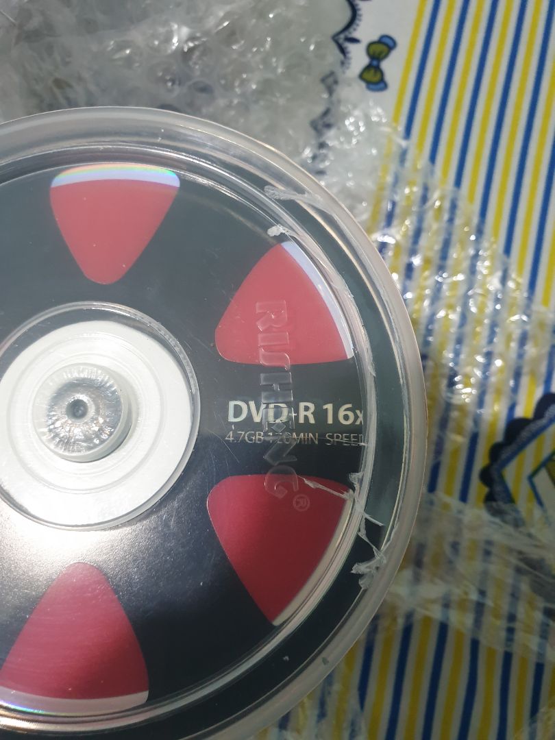 Mua lốc 50 đĩa Maxell mà gửi đĩa hãng khác. Yêu cầu đổi giao lại đúng sản phẩm. Lốc đĩa giao sai còn bị bể vỏ hộp. Rất không hài lòng!