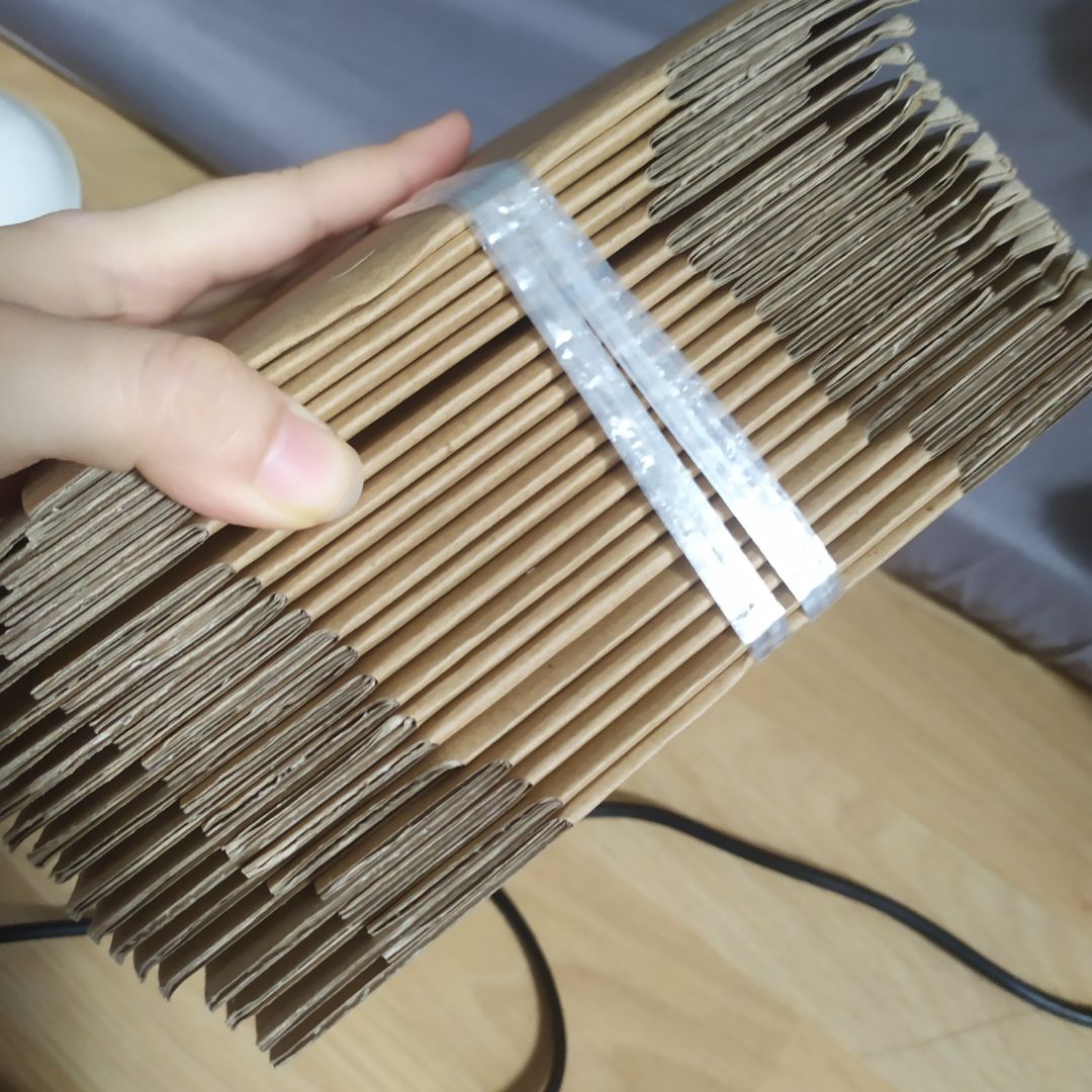 hộp dày dặn, nhỏ xinh, shop đóng gói kỹ, còn buộc dây bên trog rất chắc chắn, cho shop 🌟🌟🌟🌟🌟