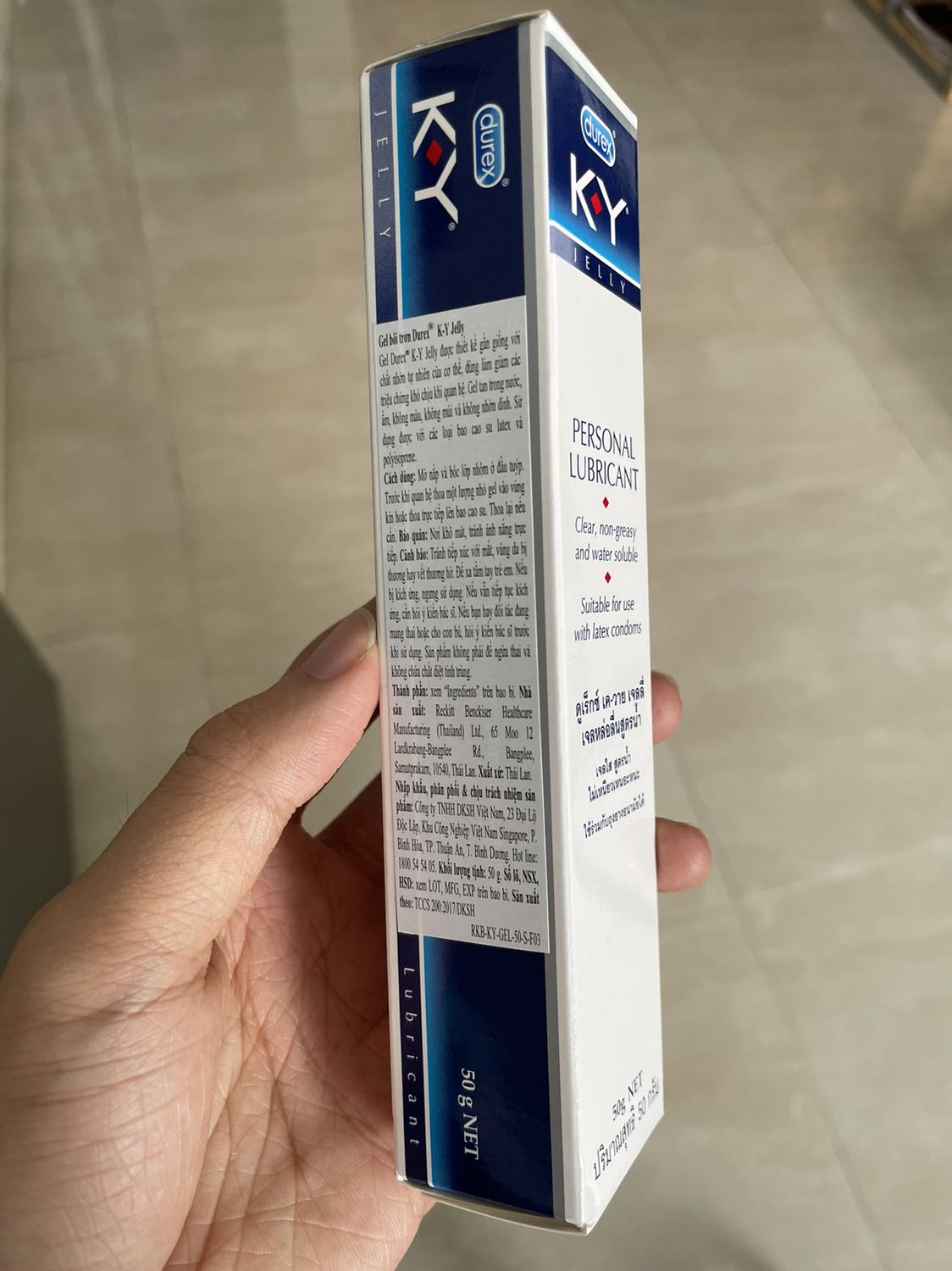 Gel cũng trơn mà hơi nhanh khô 🙁 lúc mua tưởng được tặng áo mưa mà hỏi lại mới biết biết là tặng ngẫu nhiên, có dòng chữ điều kiện tặng mà bị cái logo tiki che mất, UX chỗ này cực kì tệ nhé.