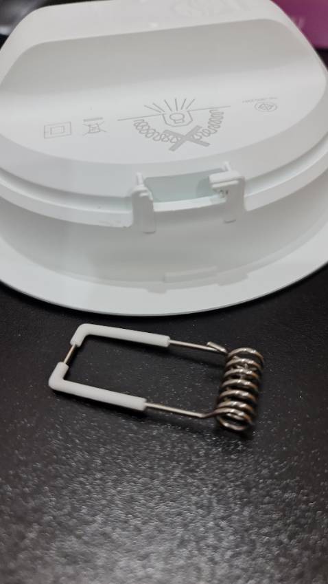 Đóng gói cẩn thận, nhưng có 1 đèn bị gãy chốt, sao lắp đây.