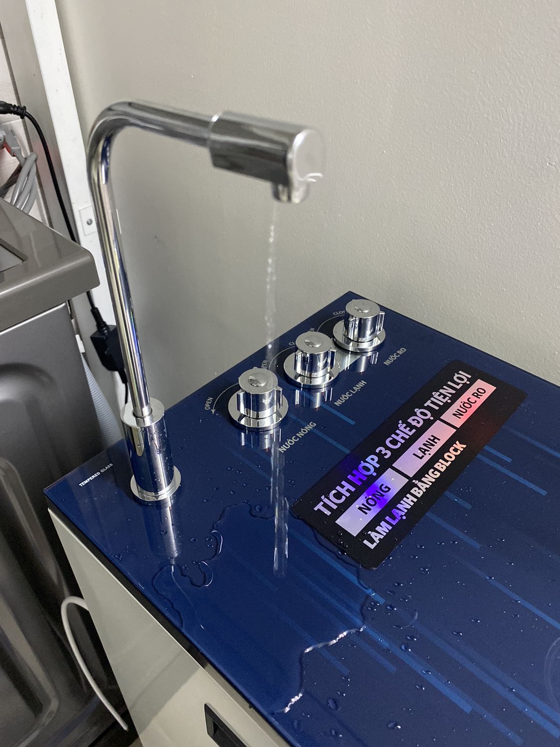 Chất lượng không tương xứng với giá
Nước nóng của máy không thể dùng để pha mì.
Vòi xả tràn cứ chảy suốt mỗi lần lấy nước là nó chảy còn nhiều hơn cả nước trên vòi, sách hướng dẫn không nói đến vòi xã tràn này nên lắp dây hay không
Nước ở vòi chảy quá chậm, lấy được nữa ly thì nó chảy nhỏ giọt