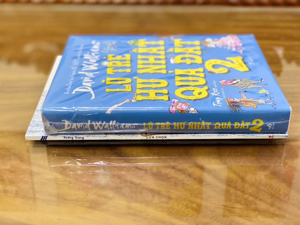 - Tiki giao hàng sớm hơn dự kiến. Khâu đóng gói vẫn còn lỏng lẻo, hộp to nhưng không có giấy chèn. Một quyển được bọc giấy nylon trong (loại học tập học sinh) khá chắc chắn. Nhìn chung sách không bị hư hại gì đáng kể. 
- Sách bìa cứng, khổ vừa, có áo bìa, chất lượng giấy tốt. Sách được in màu toàn bộ, hình ảnh minh họa hài hước. Nội dung tập 2 tương tự như tập 1, những đứa trẻ hư và rắc rối chúng gây ra. 
- Giá mình mua đã giảm khá nhiều so với giá bìa nên mình thấy xứng đáng với một quyển sách chất lượng như thế này.