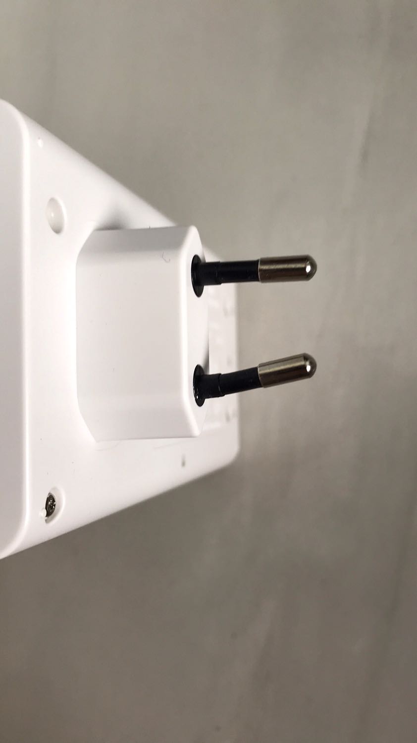 Cố ý giao hàng cong chân. Vì cần gấp nên xài luôn. Vỏ hộp giấy bên ngoài còn nguyên nên không phải lỗi của bên vận chuyển.