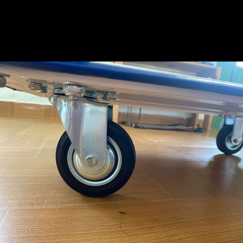 Xe đẩy hàng giao đúng mẫu, cứng cáp, lắp ráp dễ dàng, bánh xe to, nên mua nhen