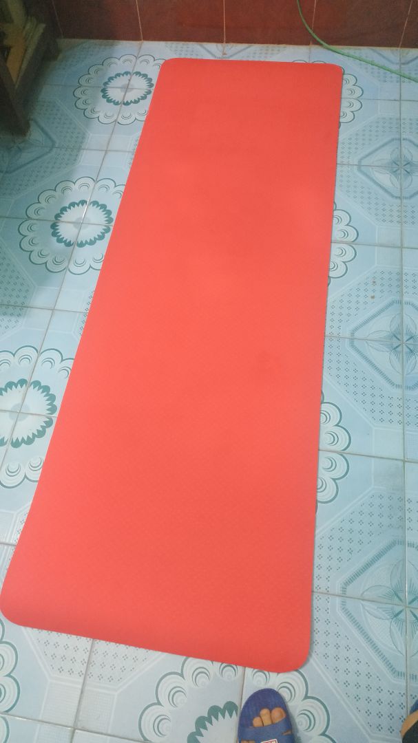thảm mình nhận không lỗi lầm, ko hôi mùi nhựa,khá êm, mỗi tội bề ngang có 60 phân hơi hẹp , chắc chỉ phù hợp tập nhẹ nhàng không so đc với thảm ở lớp tập đc, thảm có vẻ hơi nóng với hơi bắt mùi chân với lớp keo giữa 2 lớp có vẻ không ổn lắm, đánh giá 4 sao nhưng thôi ủng hộ shop cho 5 sao.