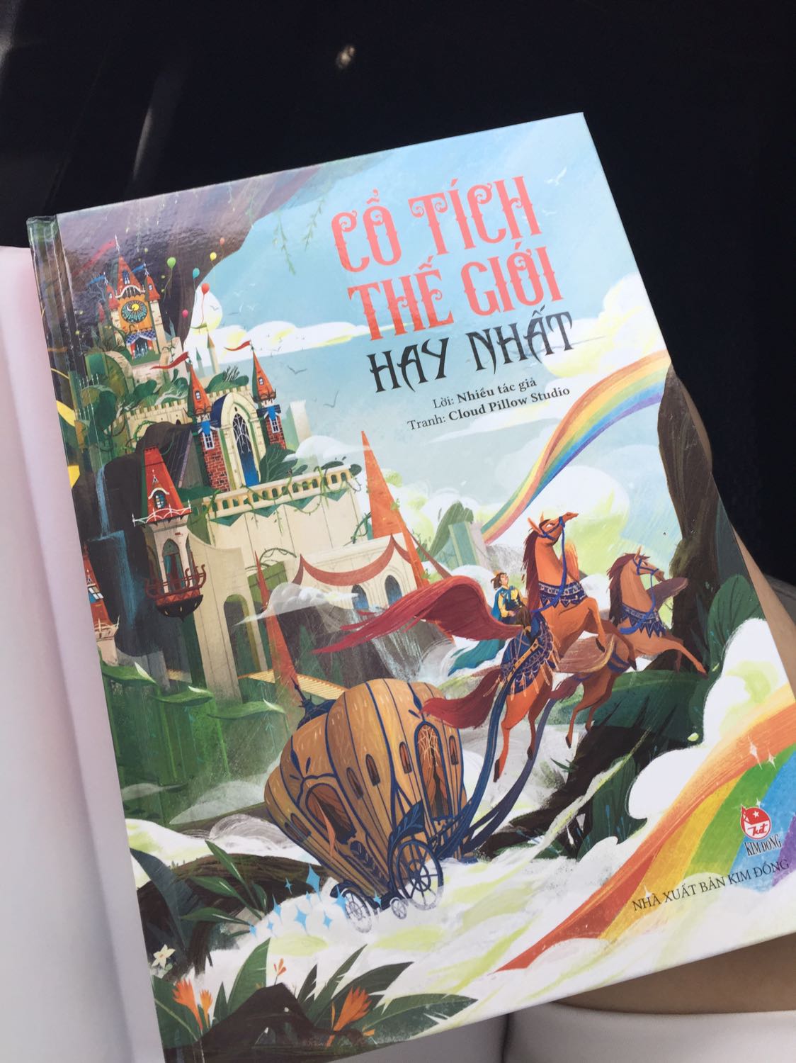 Sách đẹp, bìa cứng, hình minh hoạ rất đẹp. Nội dung trình bày gọn gàng, tuy nhiên ở truyện bạch tuyết thì hình minh hoạ quan tài thuỷ tinh lại bằng gỗ, chưa sát với nội dung.