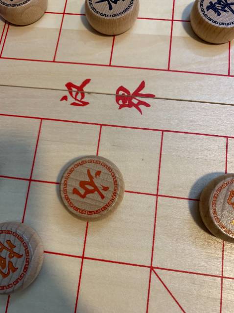 Quân cờ đầy đủ, đúng tiêu chuẩn! Đóng gói cẩn thận, hàng rất đẹp, thiết kế đẹp, tinh tế giao hàng nhanh. bàn cờ và quân cờ đều chắc chắn, bề mặt nhẵn mịn.. ko biết đúng gỗ sồi ko chứ nhìn là thuận con mắt lắm nghen! Tôi nghĩ bền, của bền tại ngừi thui!! 
Shop dán băng dính đi qua các cạnh của sản phẩm nên nhận hàng ko bị trầy xước, hộp là bàn luôn cho nên có thể gấp gọn làm đôi!
cho 5 sao