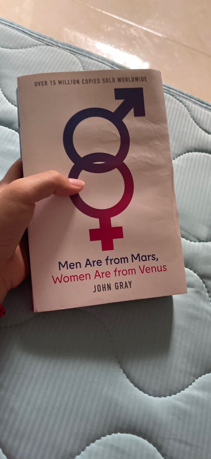 Ưu điểm: Nhẹ, có bộc bi lông ở ngoài, đẹp, mới
Nhược điểm: Bìa sách mỏng, chữ nhỏ, keo dính mỗi trang đóng thành quyển ko chắc chắn, có cảm giác có thể bị xứt ra nếu làm mạnh tay!