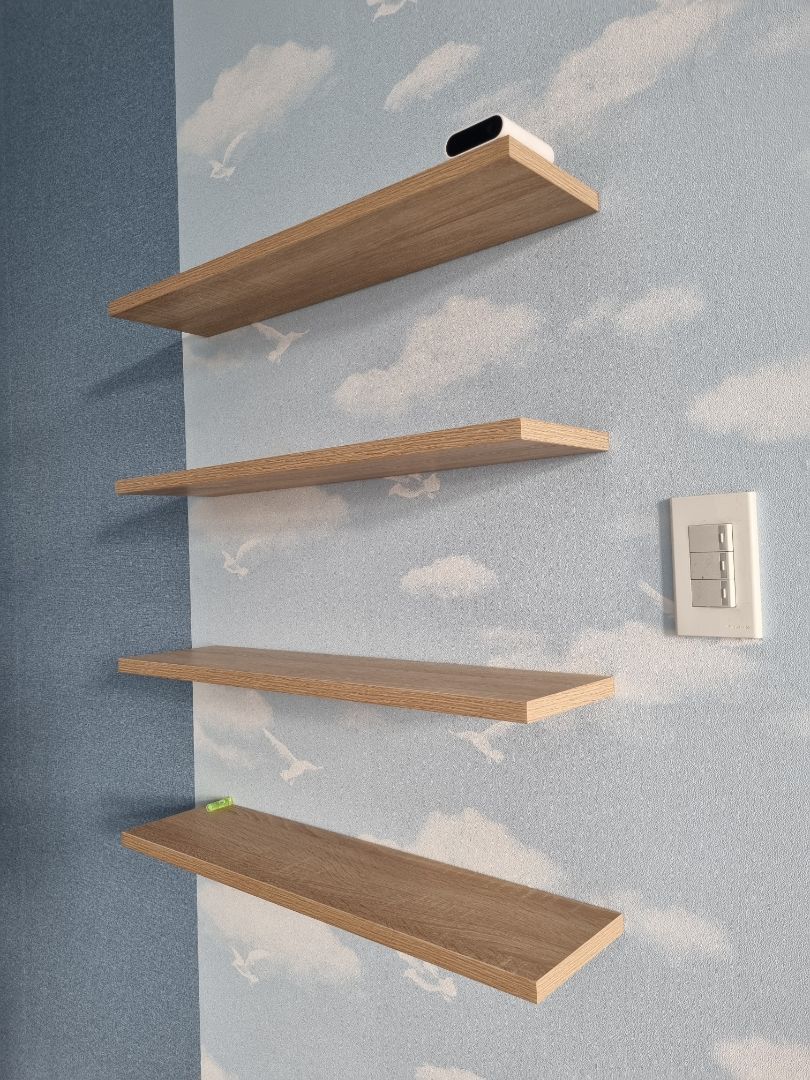 Thanh gỗ thẳng đẹp chỉ ko đều màu lắm. Lỗ khoan trên thanh chuẩn, kệ chắc chắn.