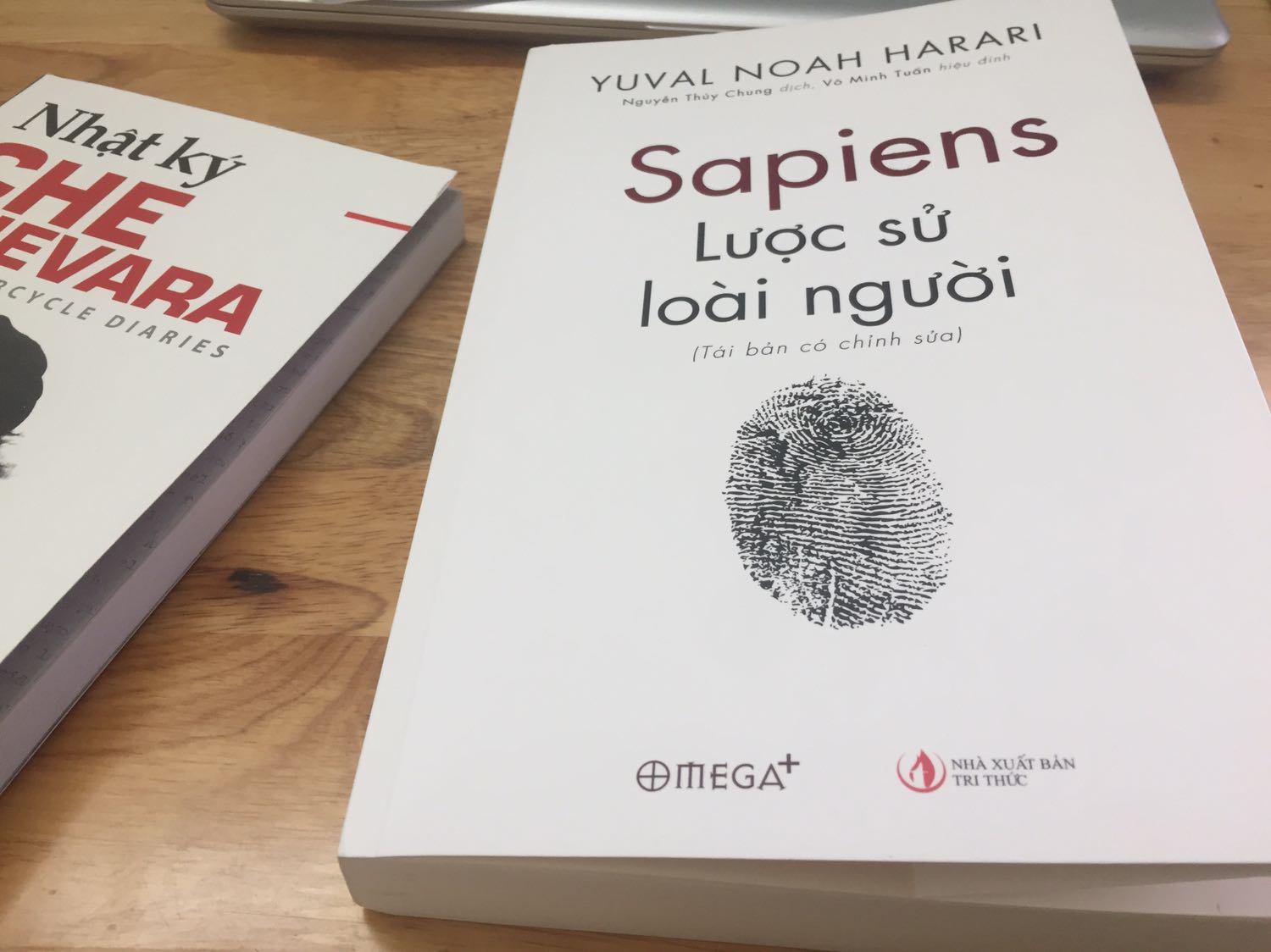 Cuốn sách kể câu chuyện về ba cuộc cách mạng đã tác động đến loài người và những sinh vật cùng sống với họ ra sao.Cuộc cách mạng nhận thức đã khởi động lịch sử cách đây khoảng 70.000 năm trước. Cách mạng nông nghiệp đã tăng tốc lịch sử vào khoảng 12.000 năm trước. Và cách mạng khoa học mới bắt đầu khoảng 500 năm và biết đâu sẽ kết thúc lịch sử và bắt đầu một thứ gì đó hoàn toàn khác biệt. (?)

Đó là khái quát ngay đầu cuốn sách. Còn khi chúng ta đi vào cuốn sách với từng câu chữ và cách viết thực sự sâu sắc , lôi cuốn và dễ tiếp cận của tác giả sẽ đem đến cho chúng ta lượng kiến thức vô tận về toàn bộ tiến trình phát triển của loài người cùng các tác động tương quan cũng như các mối quan hệ tương quan hình thành và phát triền cùng nó.

Mỗi từ và nội dung trong cuốn sách đều rất giá trị nên mình xin phép để các bạn tìm đọc để hiểu sâu sắc và có cho mình những giá trị cuốn sách mang lại.