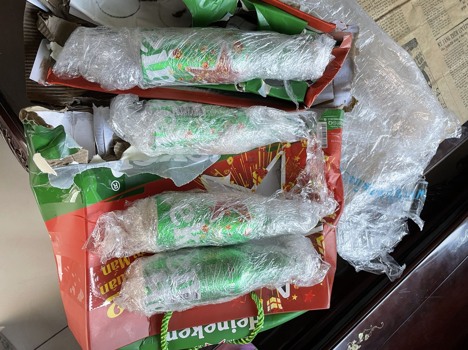 Giao hàng nhanh, giá tốt mua để tặng khách hàng dịp cuối năm nhưng quà khuyến mãi 4 chai bia nhôm bị bể hết 4 chai.