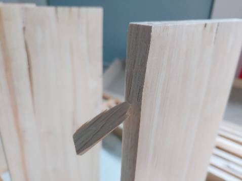 Kì trước mua 1 cái 4 tầng cũng ko đến nỗi nào, kì này mua thất vọng dữ dội. Chất lượng chán hẳn, gỗ thì lỏng lẻo, bong tróc, lỗ khoan sẵn thì lệch lạc, vặn mớ ốc vít đau hết cả tay...