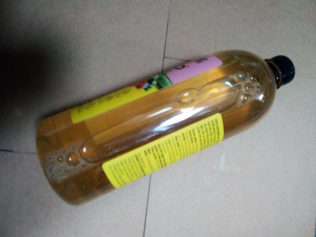 chai này cực to luôn, ngâm táo tầm 5 phút thấy sạch bóng, cảm giác ăn cũng yên tâm hơn