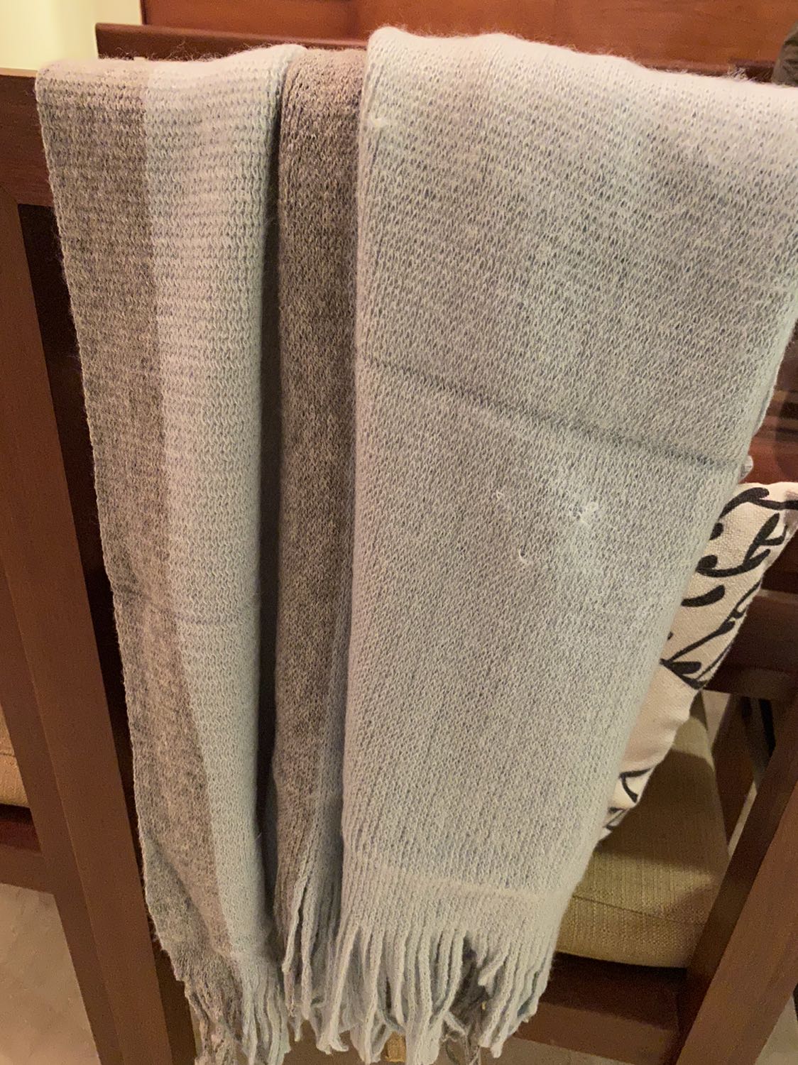 Hàng bị sứt chỉ, nhìn hoàn toàn khác trên hình được đăng, mong rằng được trả hàng