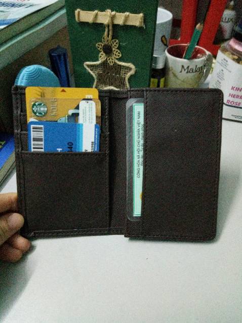 Ví rất đẹp, vừa vặn. Để được thẻ, CMND, tiền. Ví bỏ túi cũng không bị cộm, chất liệu chắc chắn. 5 sao