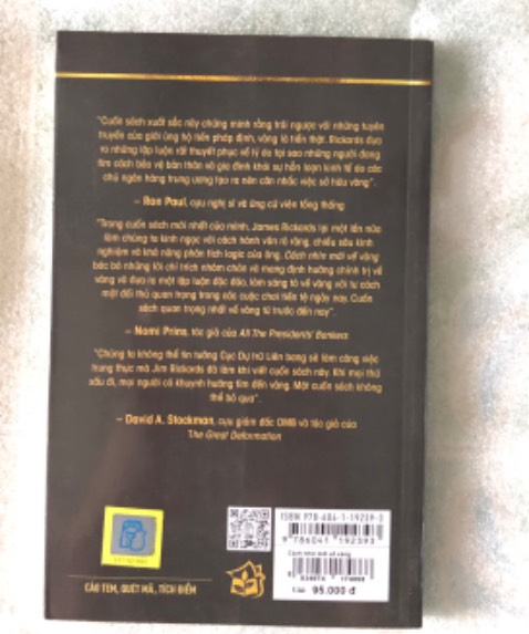 Nội dung sách rất hay. Cung cấp nhiều thông tin bổ ích về vàng. Sách phù hợp với ai muốn tìm hiểu về việc tích trữ vàng. 
Bên trong sách có vài trang bị dính vết lem của mực in nhưng không ảnh hưởng đến chất lượng sách.
