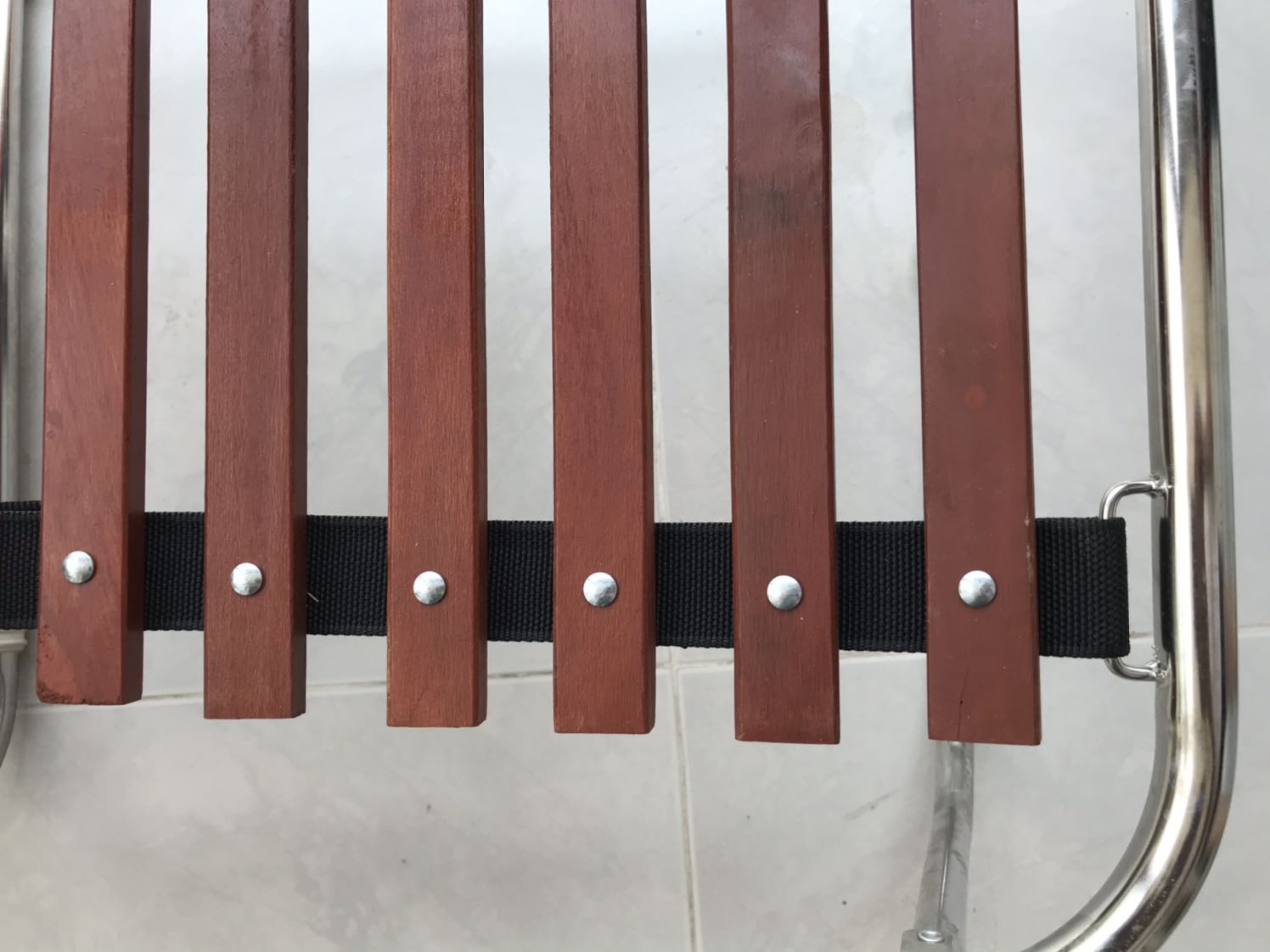 Sản phẩm chất lượng chấp nhận được, tuy nhiên thanh gỗ làm chưa đẹp bề mặt kg bóng nhẵn, còn vết khuyết, chưa thể so sánh đồng hành với sp của IKEA, ... như ttin trên bao bì. Không có giấy bảo hành sp.