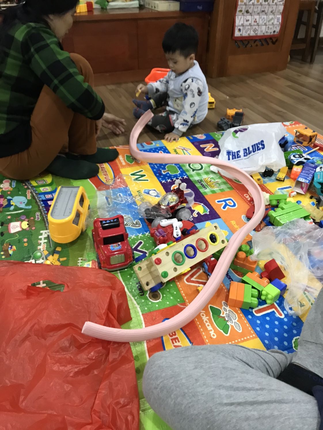 Mình đặt combo 2 thanh rôn chắn gió khe cửa mà shop giao cái này. Không hiểu là cái gì nữa. Làm ăn thế này mất uy tín quá.