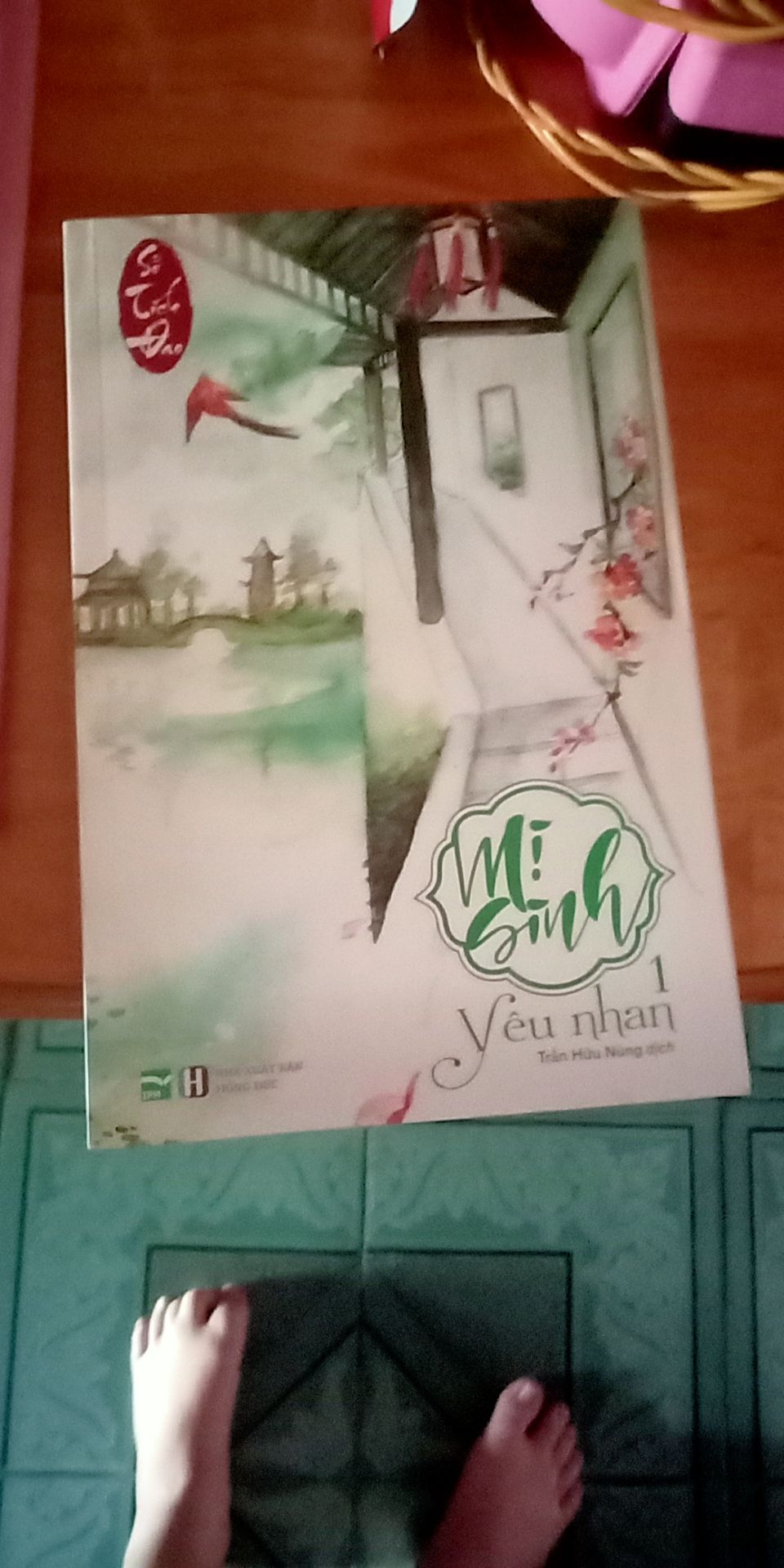 Sách về rồi, rất may là không bị df quyển này, giao hàng nhanh, sách không bị ố vàng theo thời gian, seal sách có bị rách nhưng không bị dơ bìa.