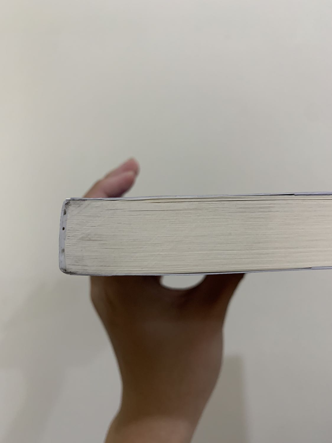 • Thời gian giao hàng tạm được.
• Chất lượng sản phẩm không tốt lắm vì có 1 chỗ của sách bị dính gì đen đen, 1 chỗ khác bị 1 đường đen gì luôn có thể là dấu quẹt của cây viết chì hoặc cái gì đó, còn cuối cùng là có 1 chỗ bị tróc 1 tí. Chung quy lại những cái đó khiến mình không hài lòng mấy về sản phẩm sách này.
• Góp ý đến Shop thêm về cách bảo vệ sản phẩm được tốt hơn khi giao cho khách thì nên bao bọc bằng “xốp chống sốc” hoặc 1 thứ gì khác nhé.
• Shop phục vụ khá ổn