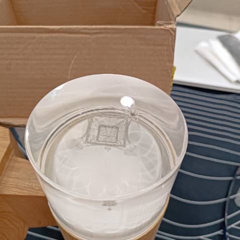 Shop nên đóng gói cẩn thận hơn để tránh hư hại sản phẩm. Đồ dễ vỡ mà chỉ dùng 1 cái hộp carton ko đủ đâu nhé. Mình vẫn để 5 sao và ko yêu cầu đổi trả gì, nhưng shop cần lưu ý vấn đề này.