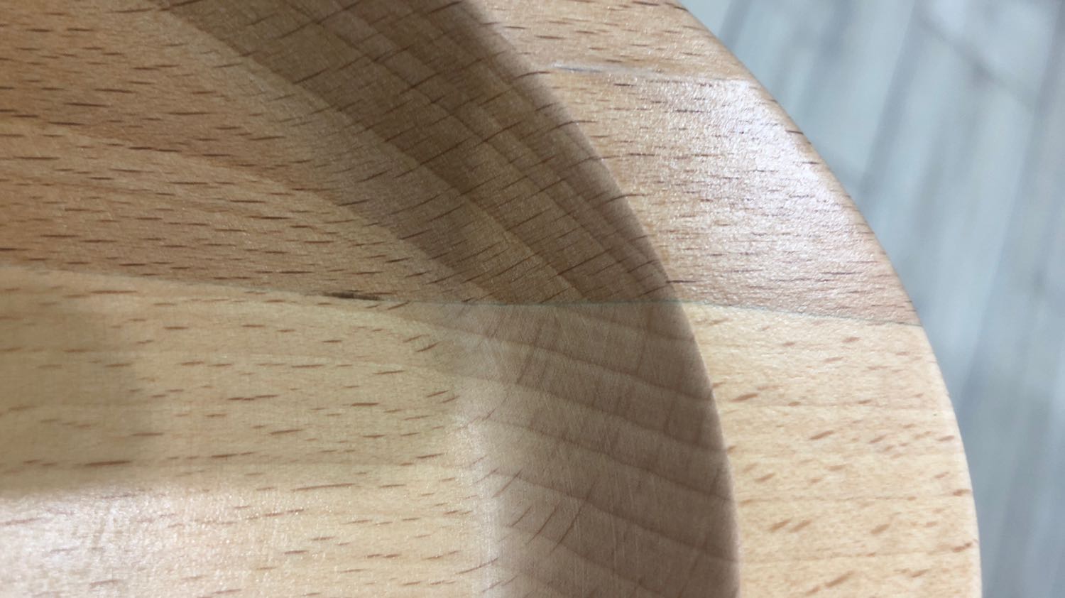 Sản phẩm làm bằng gỗ ghép , không nguyên miếng , nhìn kỹ còn thấy cả đường keo dán !