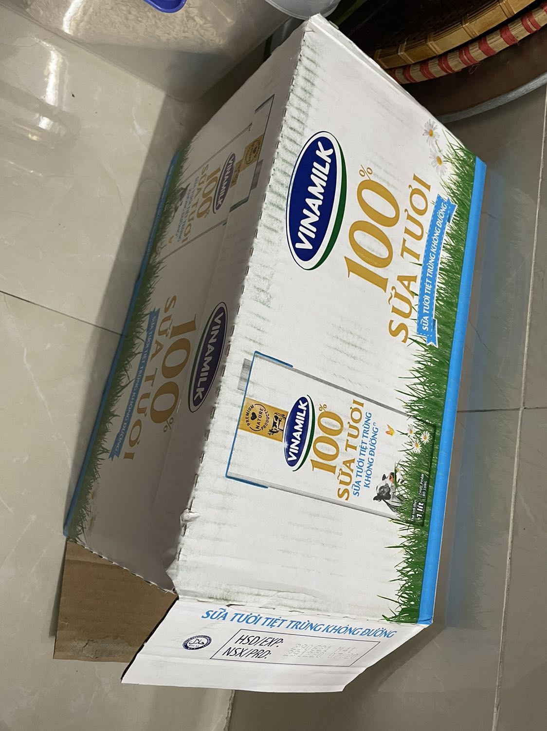 Thùng sửa được bọc giấy khi nhận, cũng may là không bị thủng trong quá trình vận chuyển.
Hạn sử dụng còn mới nên thoải mái sử dụng.
Tiki giao hành đúng thời gian.
5 sao!!!