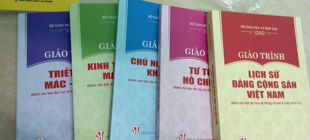 Sách đẹp giao hàng hơi lâu 1 xíu