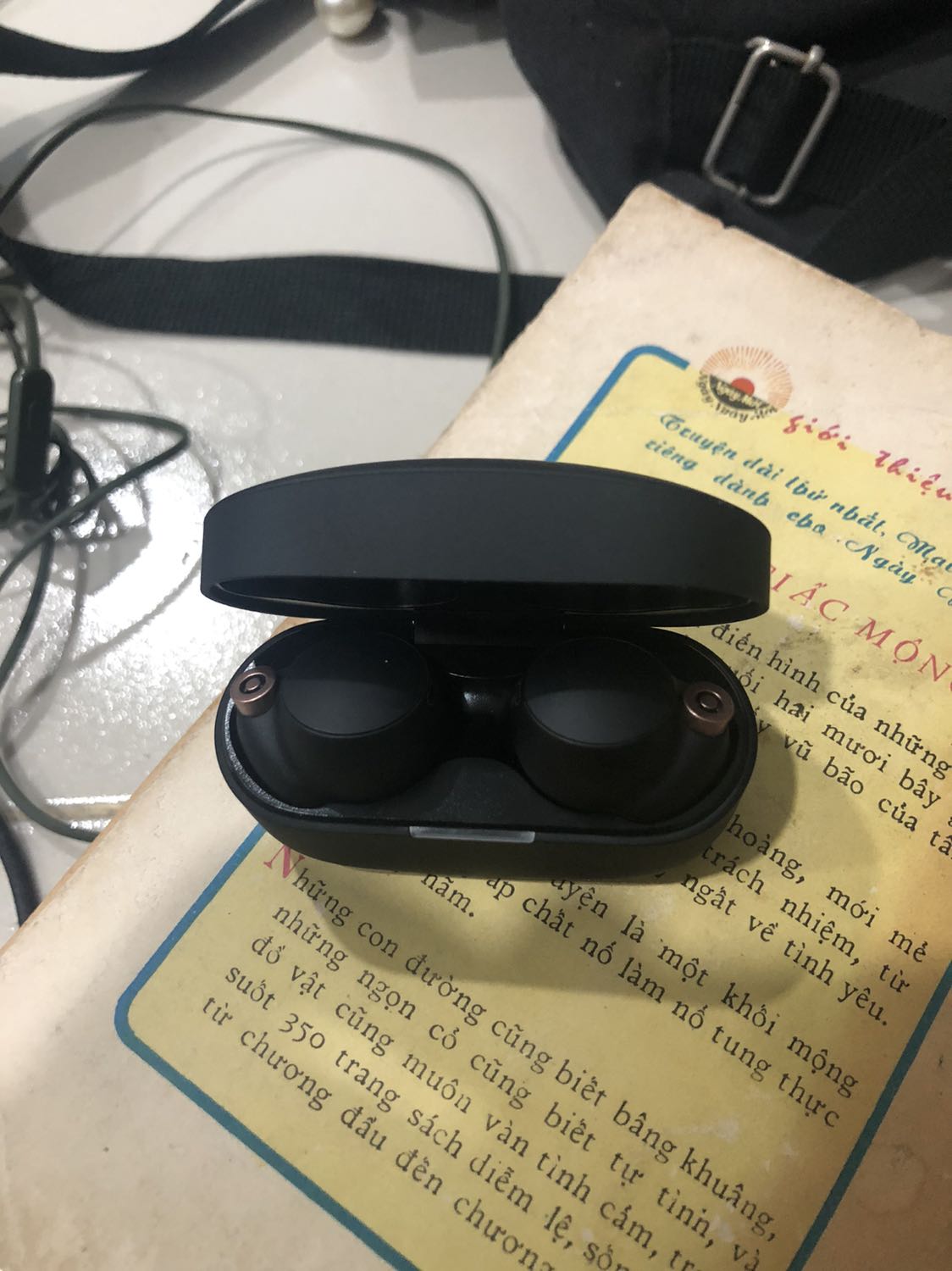 Cảm nhận của mình ban đầu là hộp tai nghe nhỏ hơn tưởng tượng, phần chốt bản lề khó tính thì có thể gọi là hơi thiếu chắc chắn (với tầm tiền này mà nghe cót két nhè nhè nhẹ vậy thì cũng hơi khó chịu, case ko chống nước). Housing to nên đeo khá cấn tai (lâu thì đau tai), tips bọt biển cách âm tốt - nhưng đeo lâu như khi làm việc thì sẽ có kích ứng - dù vệ sinh tips rất kỹ.
Âm thanh mình đã nghe qua wh-510, ex-155ap của sony, và thật sự default của con này không khác mấy :))), 
Điểm ăn tiền là ANC, ambient sound, 360 realtek + hi-res lossless tạm đc, equalizer chỉnh chỉnh để hợp các loại nhạc khác nhau, mở rộng âm trường cũng mức chấp nhận đc
Pros: bass sâu, mạnh, rung não :)), ANC da best (ko khử tiếng nói, âm thanh quá, tần số cao), bluetooth trong vòng 25 bước,
Cons: cảm giác đeo tệ, âm thanh ko có hi-res +360 realtek+ equalizer thì cũng ko khác mấy sp tầm trung của hãng