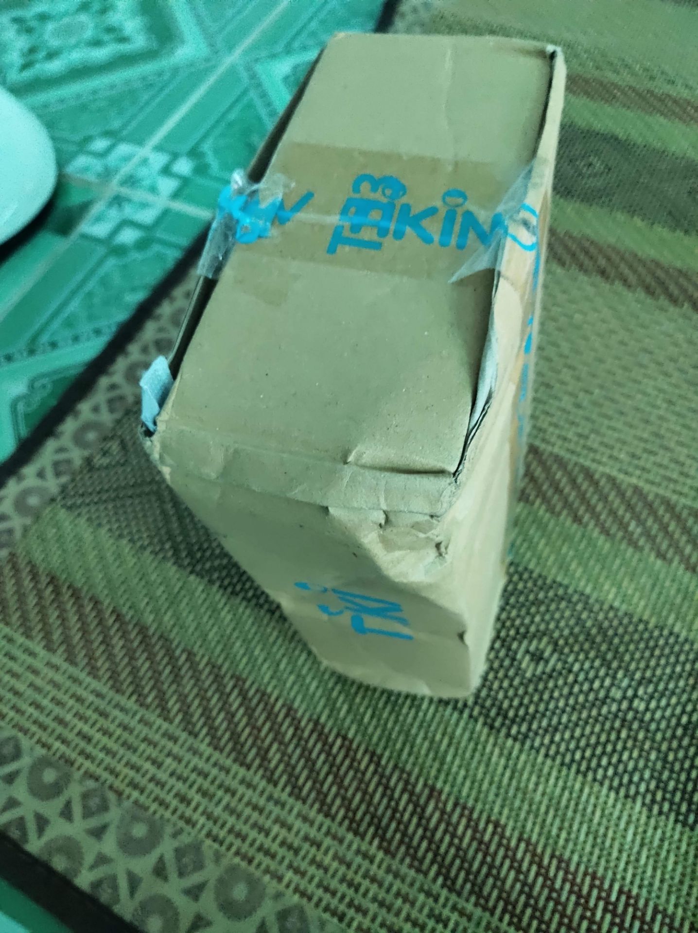 Sản phẩm thì khá tốt
Nhưng có điều các bạn chú ý khi chọn size, tầm 1m6-1m7 , nặng 55-65kg nên chọn size M thôi. Mình 60kg, m65 chọn theo hướng dẫn là size L nhưng mua về hơi dài+ vải mềm, dẫn khá tốt nên mặc muốn tới rốn, hơi lỏng
 Còn cái này là nói thêm về cách vận chuyển của tiki ( dưới ảnh), shiper này k mặc đồng phục tiki, nc khá ok nhưng nhìn cái đống hàng k đc che chắn, lộn xộn kém chuyên nghiệp phía sau xe (bình thường shiper bên tiki sẽ có cái thùng đậy nắp phía sau xe in logo tiki, hàng xếp gọn gàng).