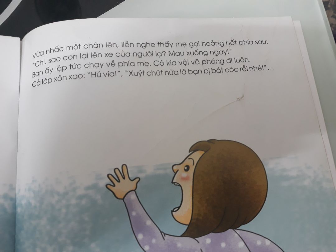 Bộ mình mua có 1 quyển bị in lỗi và bẩn như trong hình, mặc dù được bọc giấy kiếng khá kỹ. Tiki xem lại nhé.