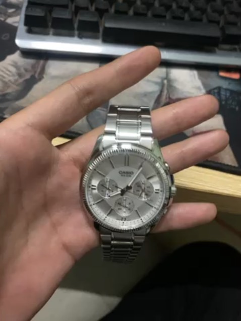 đồng hồ đẹp,tay hơi bé mai đi cắt mắt dây là đẹp sáng.