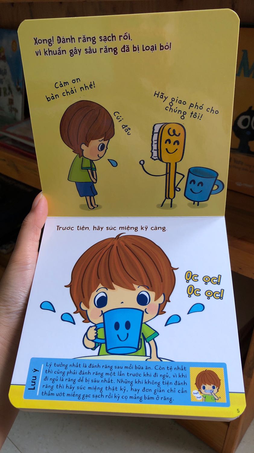 Đây là cuốn sách mà nhà nào cũng nên sắm cho bé, hình ảnh minh hoạ đáng yêu, sách in bìa cứng dày dặn, các hướng dẫn ngắn gọn súc tích, bé 1+ là có thể bắt đầu hình thành nhận thức về việc đánh răng rồi ấy.