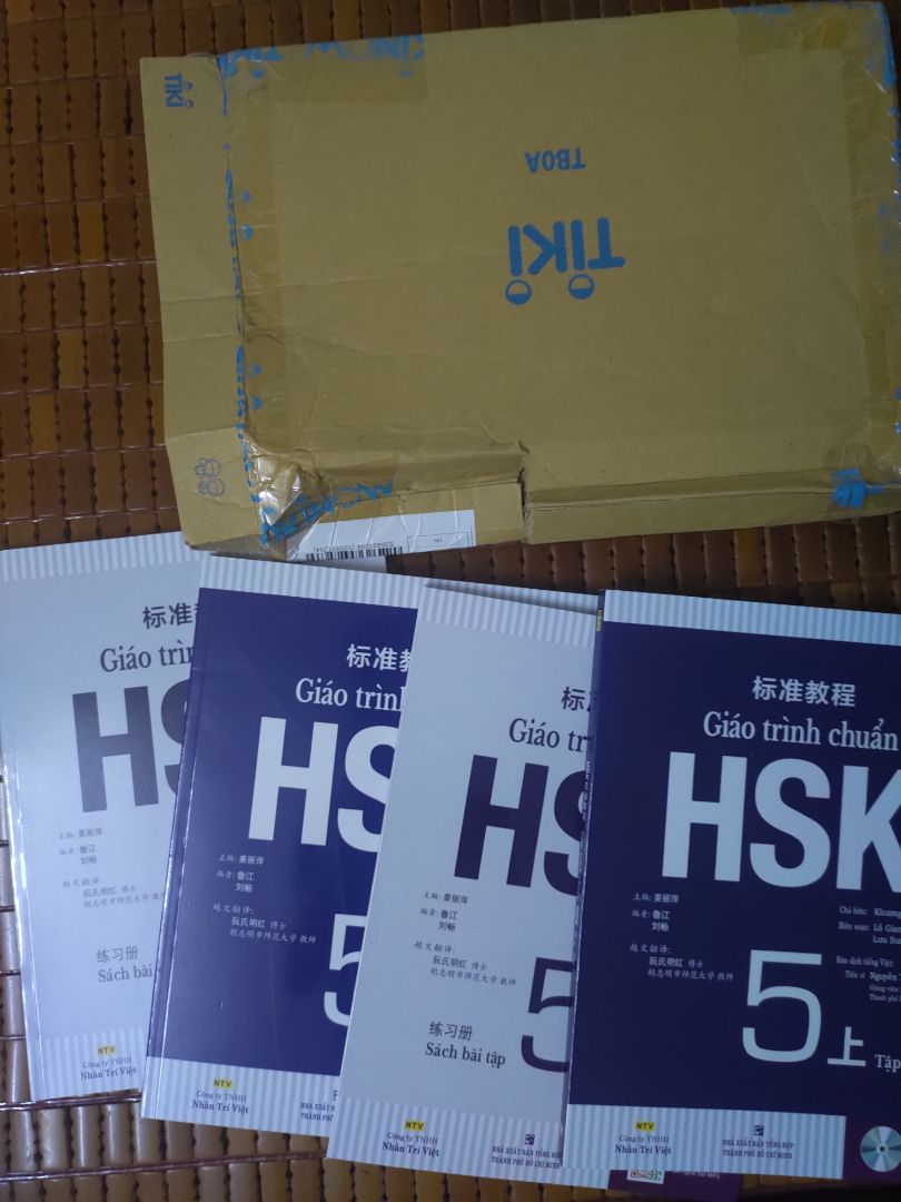 Giao hàng đúng hẹn , sách hay ,1 cuốn có cd ,1 cuốn ko có cd , mình nghe bằng qr nên cũng không sao , Đóng hàng sơ sài bị rách , bẹp , nhân viên giao hàng Tiki không thân thiện lắm .