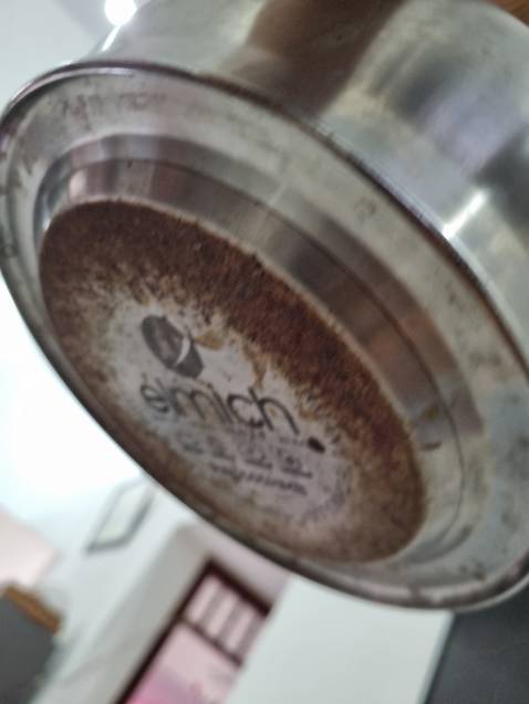 Ấm mình mua giá khá cai so với các ấm inox khác. Gần 600k. Nhưng ấm khá mỏng, nhỏ, quai cầm không chắc chắn, chỉ có 1 con ốc vít bắt vào.
Dùng thời gian để đựng nước đun sôi thôi chứ mình không đun, mà nó rỉ sét quá trời.
Không nên mua ấm này: mỏng, không chắc chắn, inox đểu (bị gỉ).