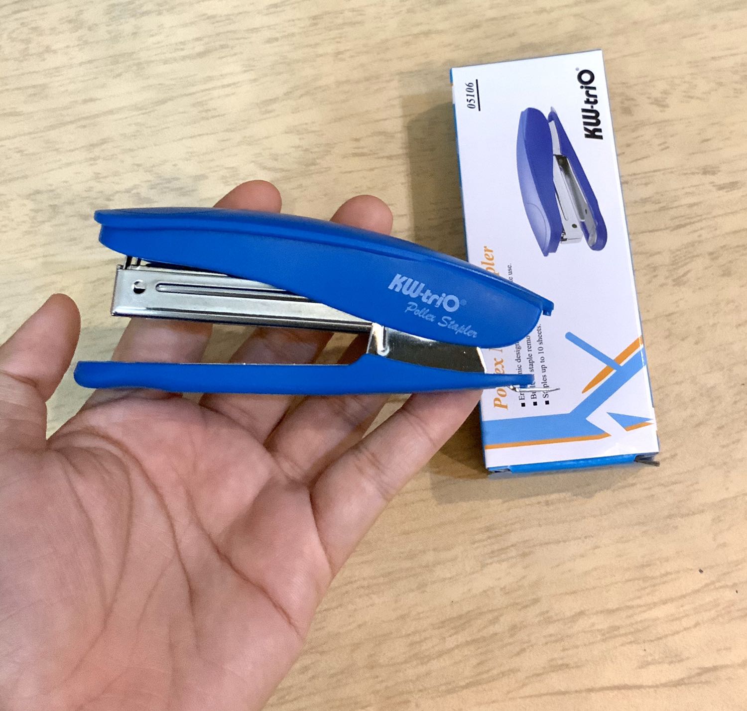 Bấm mềm ko gya nhiều tiếng động, nhựa đẹp và chắc chắn, hơi lớn hơn mấy loại bấm khác. Tiki giao hàng cực nhanh 2h, mua có 1 món này cũng giao nhanh.