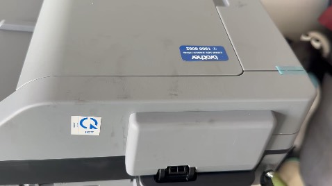 Sản phẩm đã khui ra và trên cỏ máy có rất nhiều vết dơ. Thùng cũng đã dán lại. Ko đồng ý và yêu cầu đổi máy nguyên đai nguyên kiện